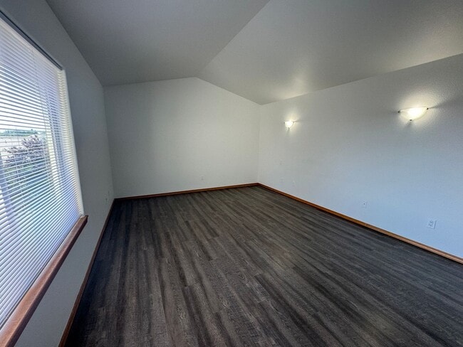 Building Photo - BONUS RENT SPECIAL! Spacious 4 Bed, 2.5 Bath Home!