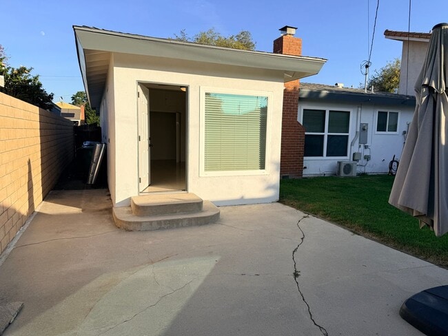 Building Photo - Three bedroom home in Long Beach available to rent now!