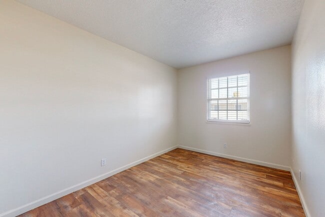 Building Photo - North Valley 3 bedroom Townhouse