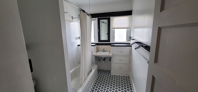 Building Photo - Glendale Awaits You