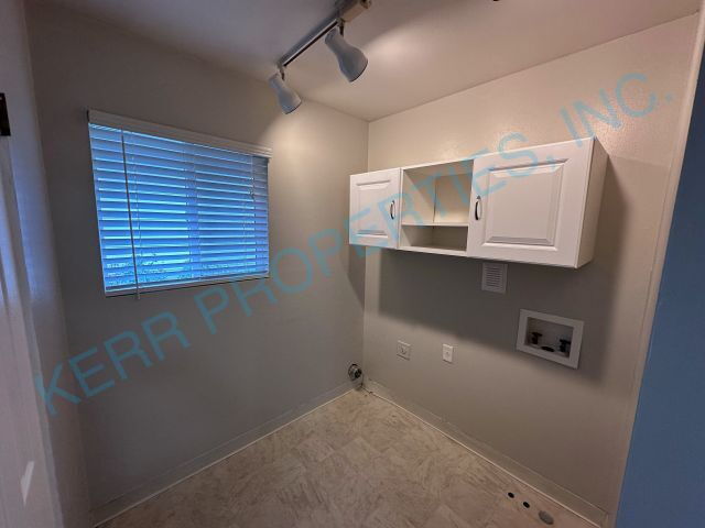 Building Photo - FREE RENT! Spacious 4-Bedroom Gem with 2,320 Sq Ft of Comfort in Milwaukie!