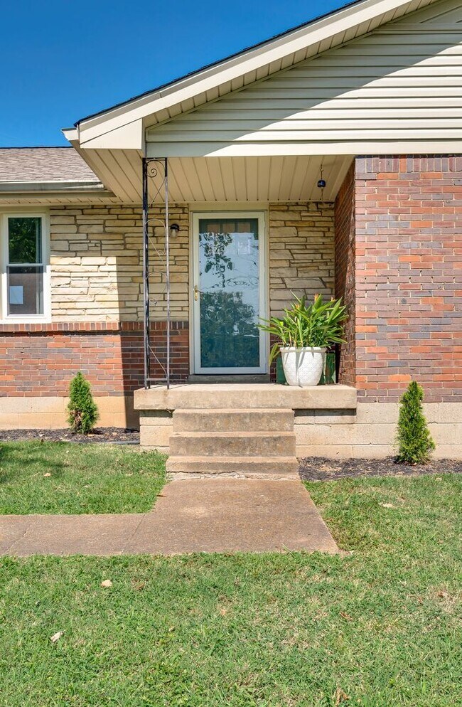 Building Photo - 3 Bedroom 1 Bath Donelson House by Two Riv...