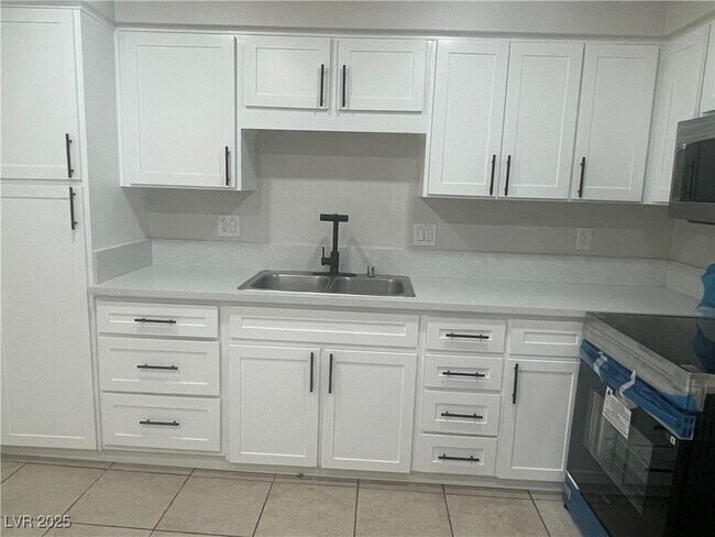 Building Photo - 1961 Sycamore Ave