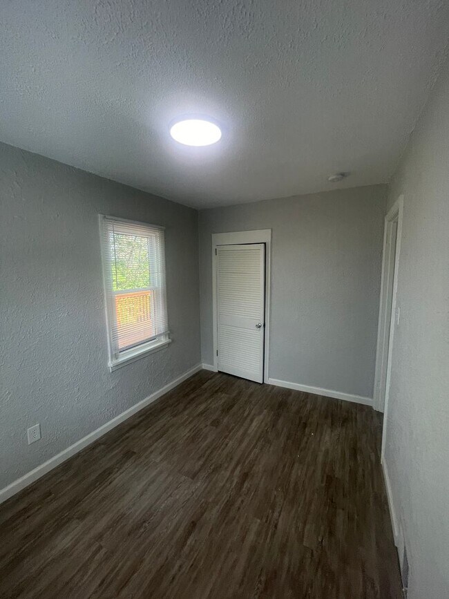 Building Photo - AVAILABLE NOW!! 4 Bed 1.5 Bath Home IN South Park