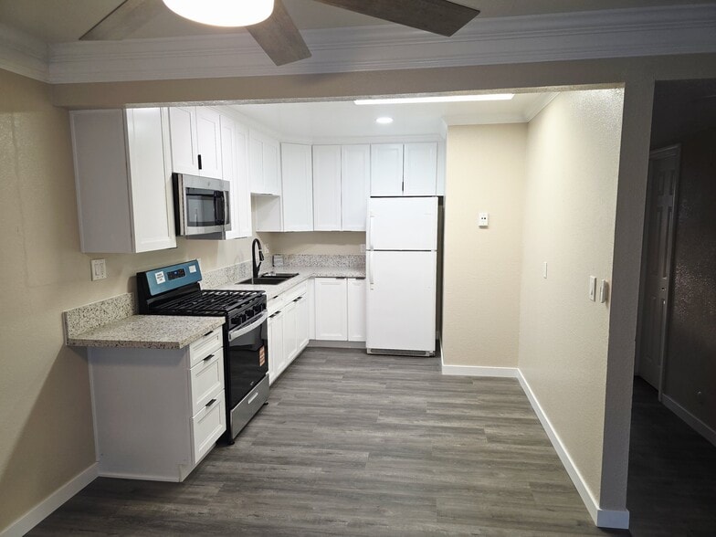 Building Photo - 5917 Streamview Dr