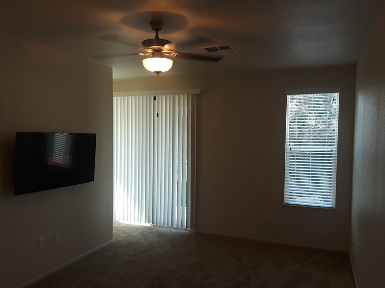 Building Photo - 1005 W 6th St