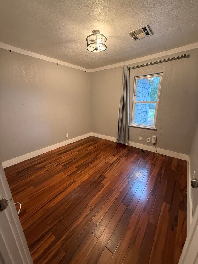 Building Photo - 2 bed/1 bath Norman Cottage