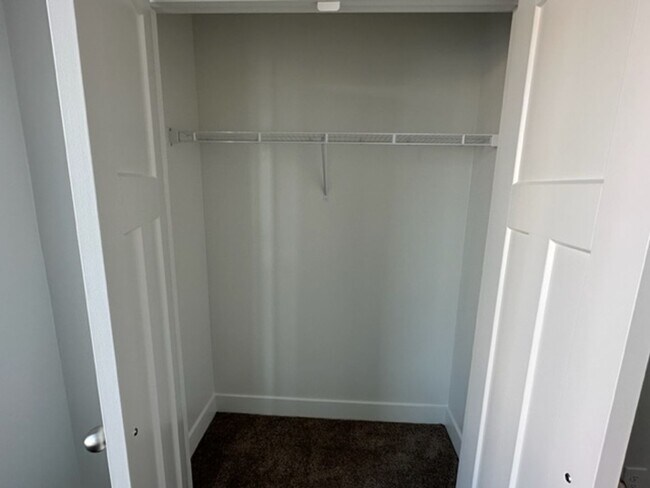 Building Photo - Gorgeous Condo!