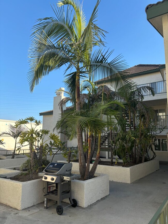 Building Photo - Front Gated 1 Bedroom Condo with AC, Dishw...