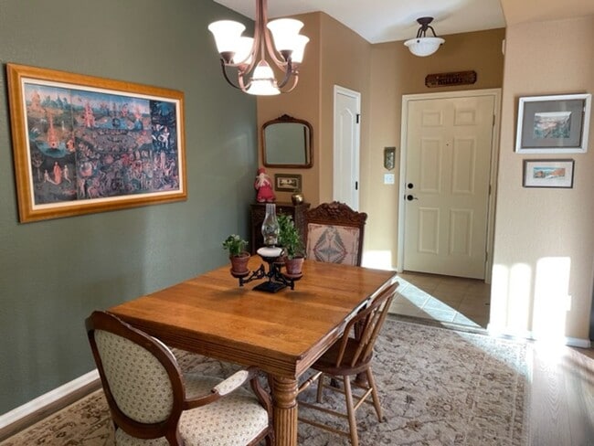 Building Photo - Bright & Open 2 Bedroom Condo on West Side