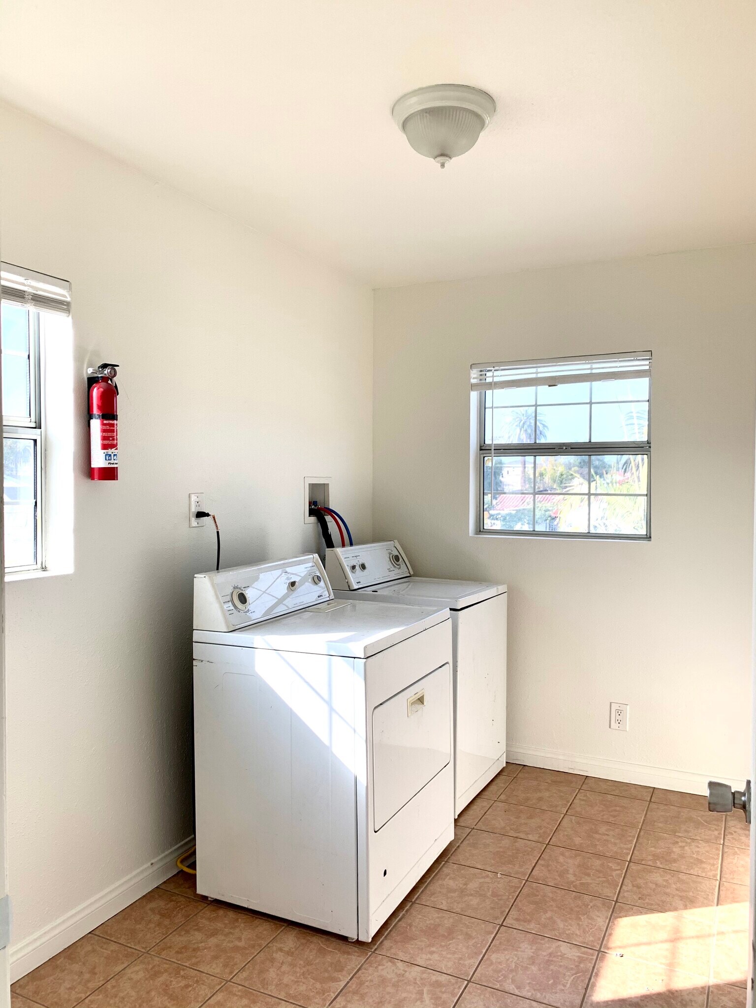 Building Photo - 2134 S Cloverdale Ave