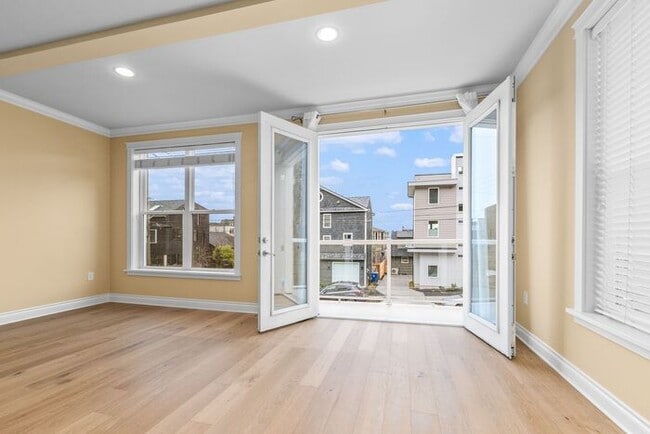 Building Photo - Quintessential West Seattle Townhome with Air Conditioning