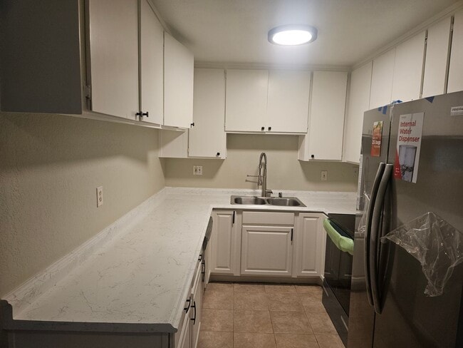 Building Photo - Beautiful 3 Bedroom 2 Bathroom Unit