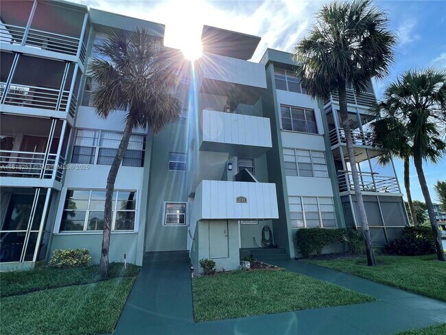 Building Photo - 2741 Taft St