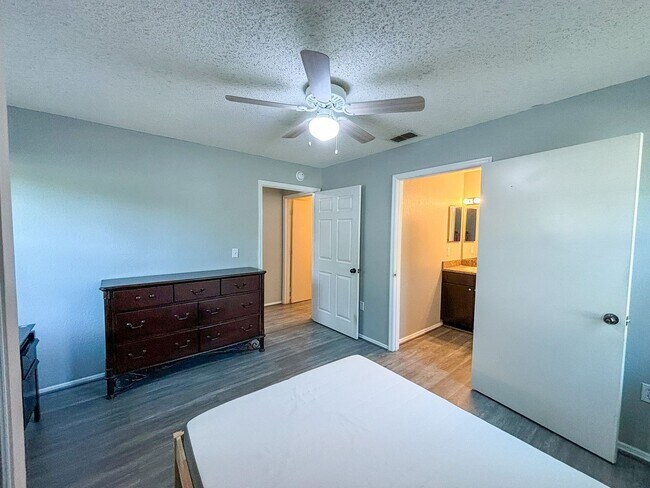 Building Photo - Windsor Park #317 - Pet Friendly!