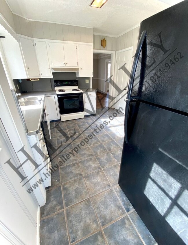 Building Photo - Three Bedroom Home in Edgewood Grove