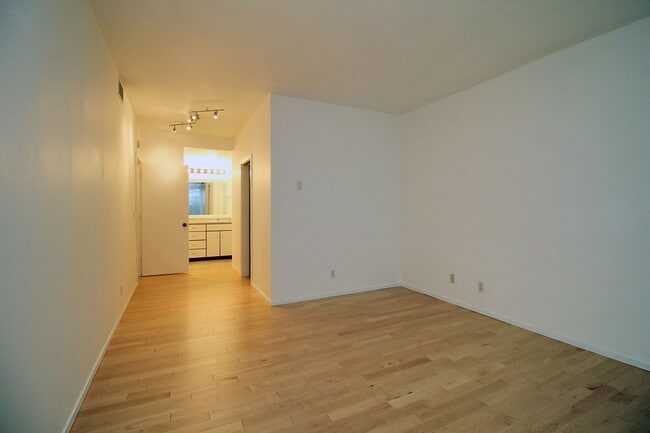 Building Photo - 1710 S Harbor Way