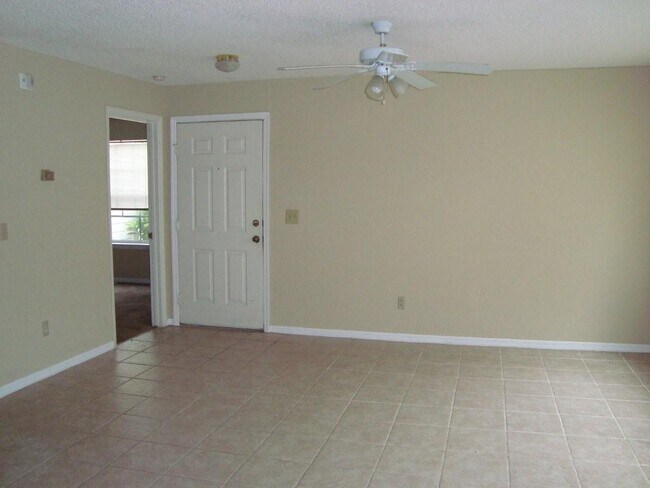 Building Photo - 1st Floor 2br/2ba Metrowest Condo with Pri...