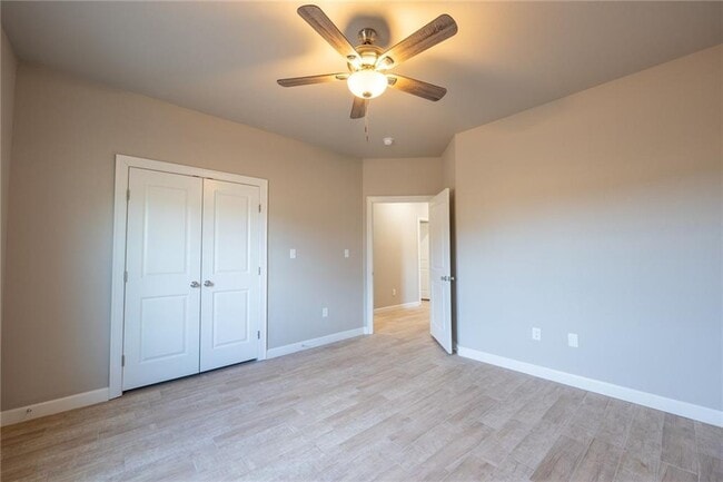 Building Photo - 910 Vly Oaks Ln