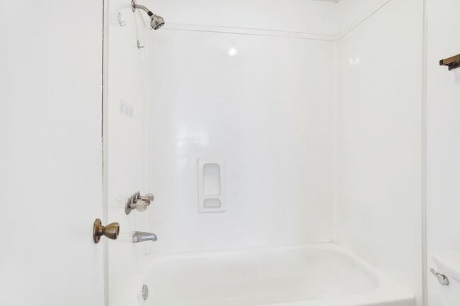 Building Photo - Spacious 2 Bed/2.5 Bath Townhome with 1 Ca...