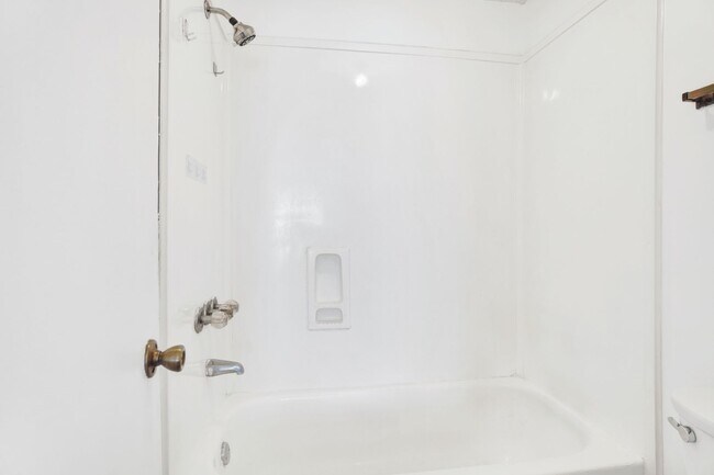 Building Photo - Spacious 2 Bed/2.5 Bath Townhome with 1 Car Garage Near Shopping & Restaurants