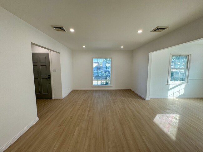 Building Photo - 10419 S Gramercy Pl