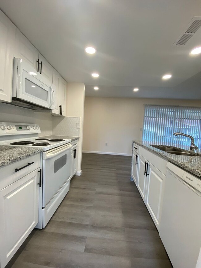 Building Photo - NEWLY RENOVATED 2 BED 2 BATH CONDO NEAR UC...