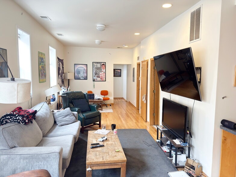 Building Photo - 1446 N Leavitt St