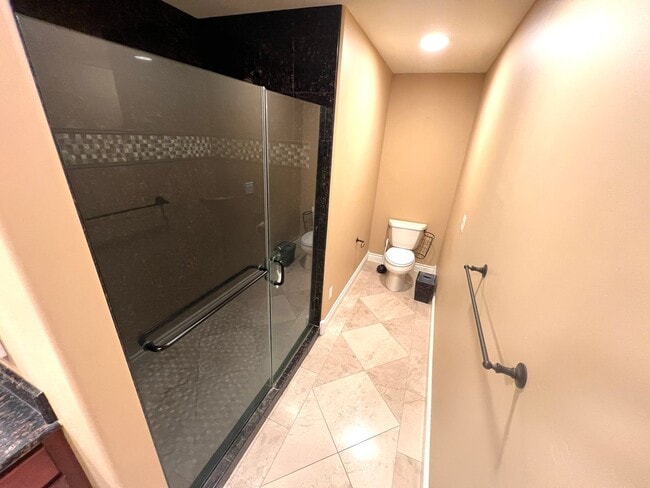 Building Photo - Beautiful 3 Bed 2.5 Bath Town House With A...