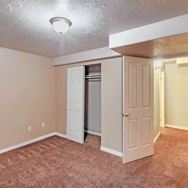 Building Photo - Awesome 4 Bedroom Pet Friendly Home w 2 car attached garage