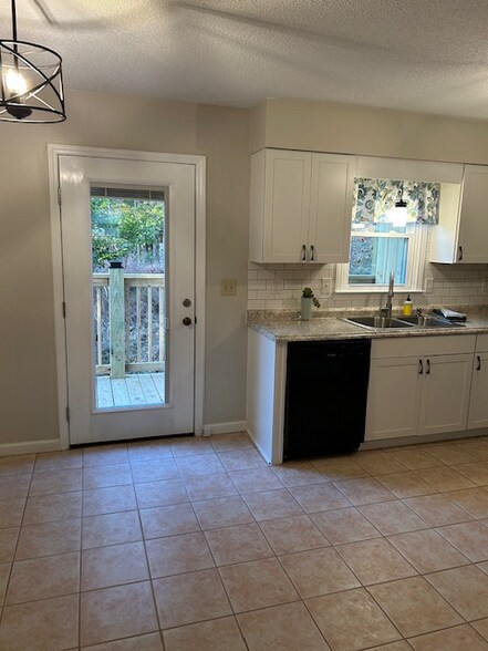 Building Photo - 225 Huckleberry Rd