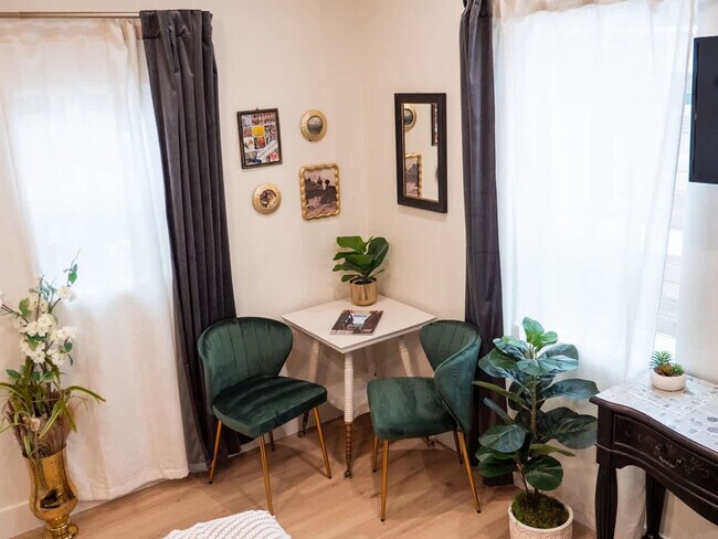 Building Photo - 3413 W Sunset Ave