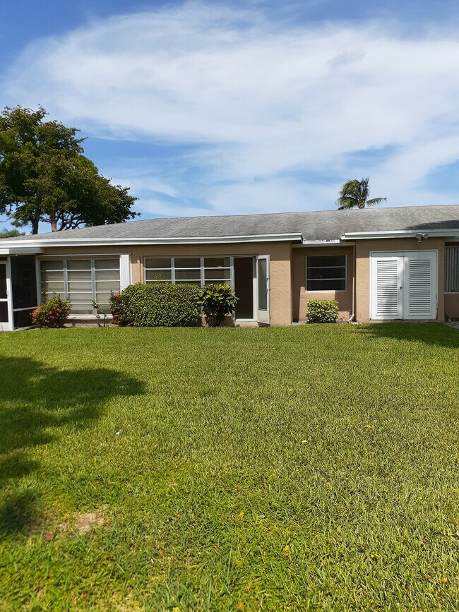 Building Photo - 1111 Boxwood Dr