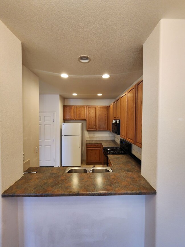 Building Photo - Beautiful Townhome