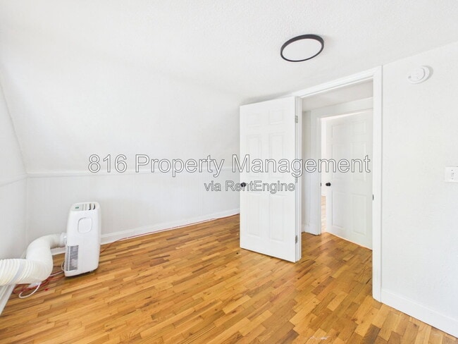 Building Photo - 836 N Montgall Ave
