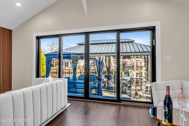 Building Photo - 320 Silver Lagoon Dr