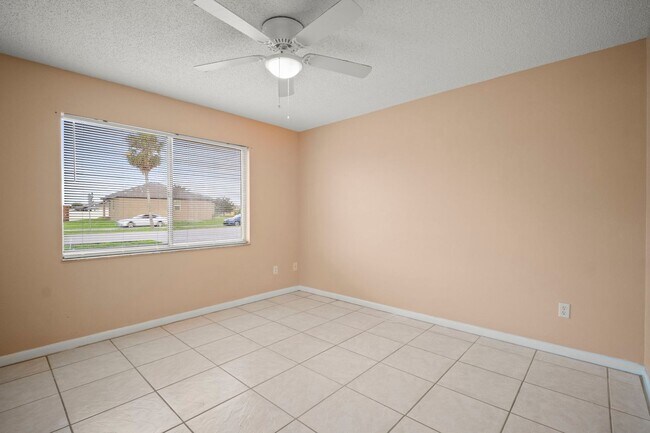 Building Photo - Beautiful 2-bedroom, 2-bathroom apartment, perfectly located in Cape Coral