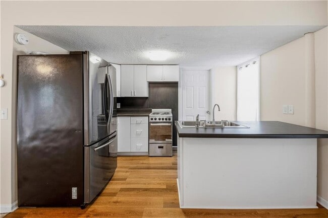 Building Photo - 3950 Lookout Point Dr