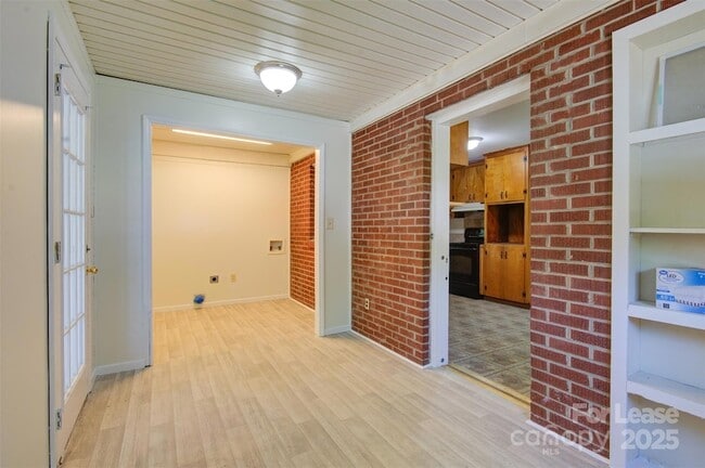 Building Photo - 607 W 19th Ave