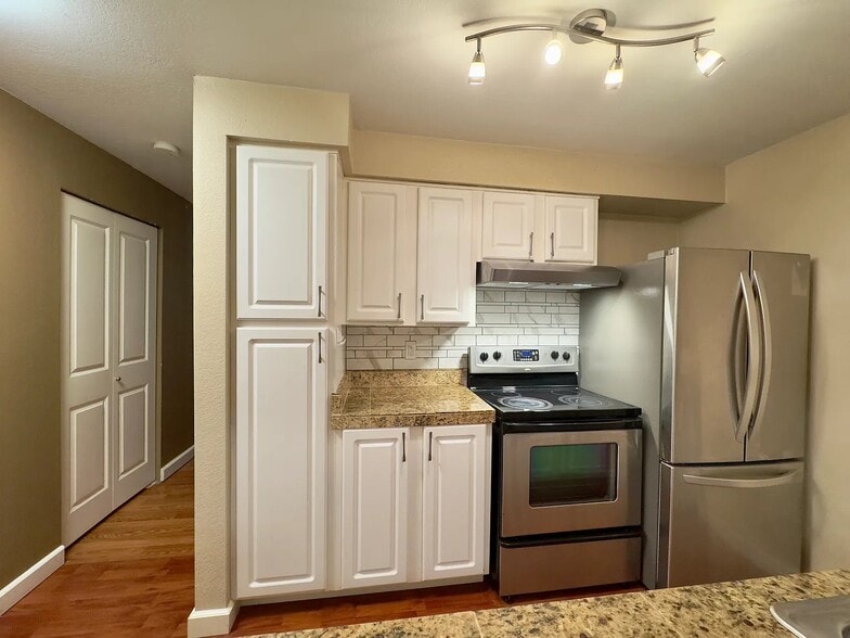 Building Photo - 412 Center Rd