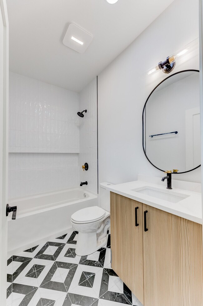 Building Photo - 243 W 74th St