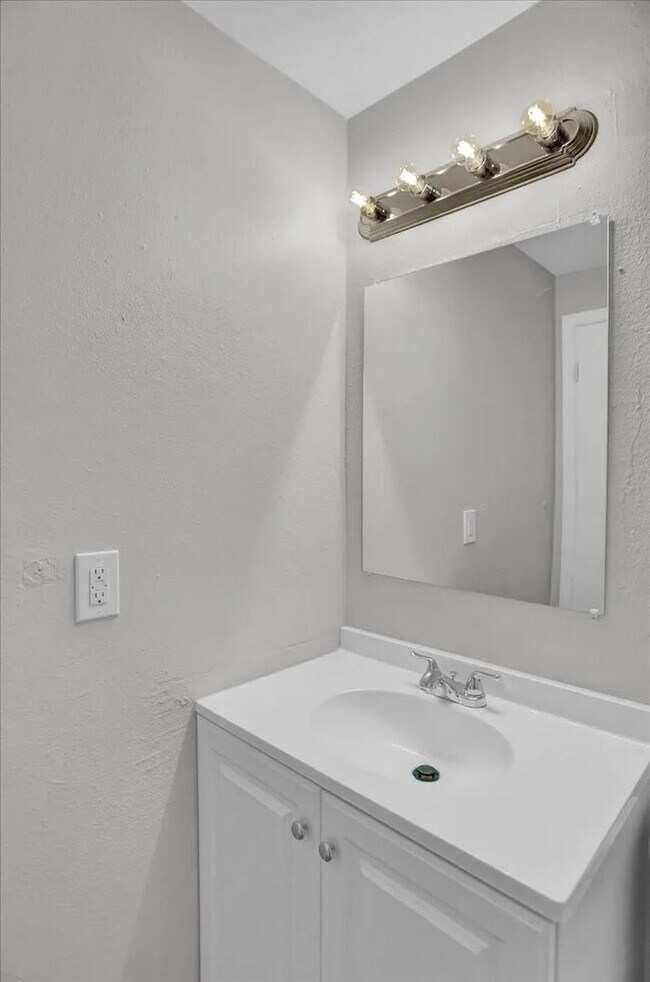 Building Photo - Beautifully Updated 1 Bed/1 Bath Apartment...