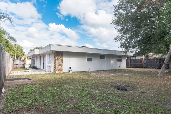 Building Photo - 3353 Sherwood Dr