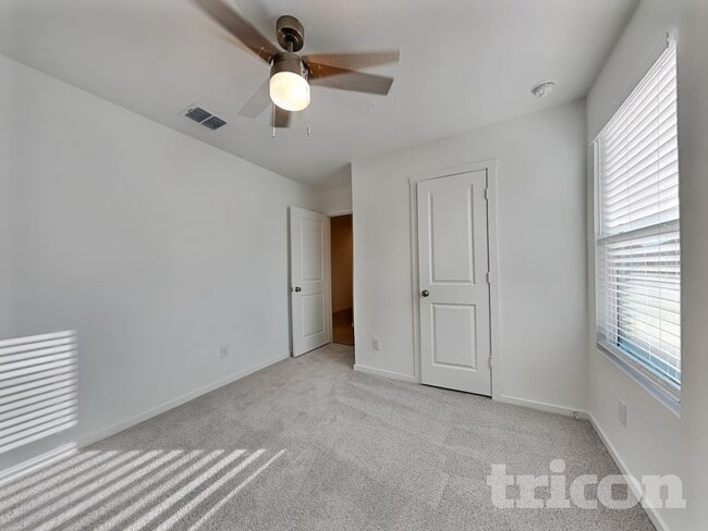 Building Photo - 1624 Parlier St