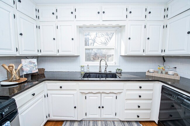 Building Photo - 1448 E Walnut St