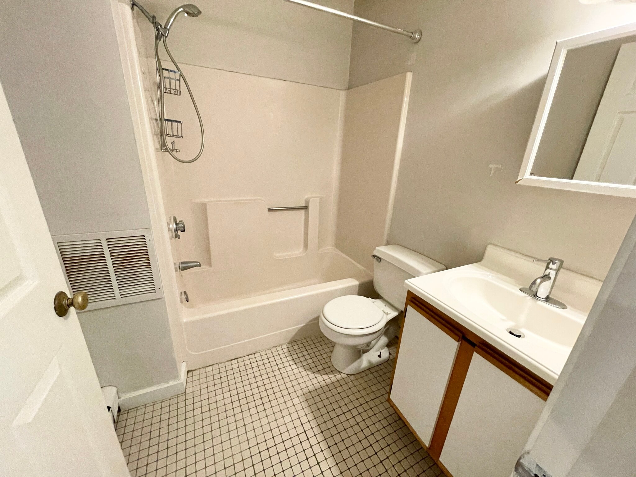 Building Photo - 5 Iroquois St