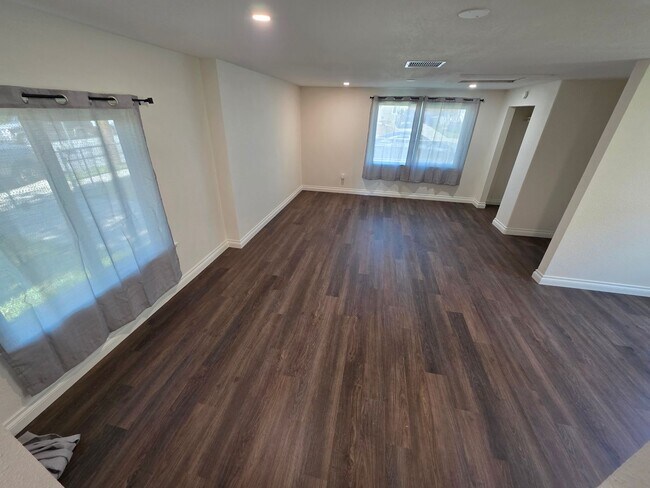 Building Photo - LOOKS JUST LIKE NEW