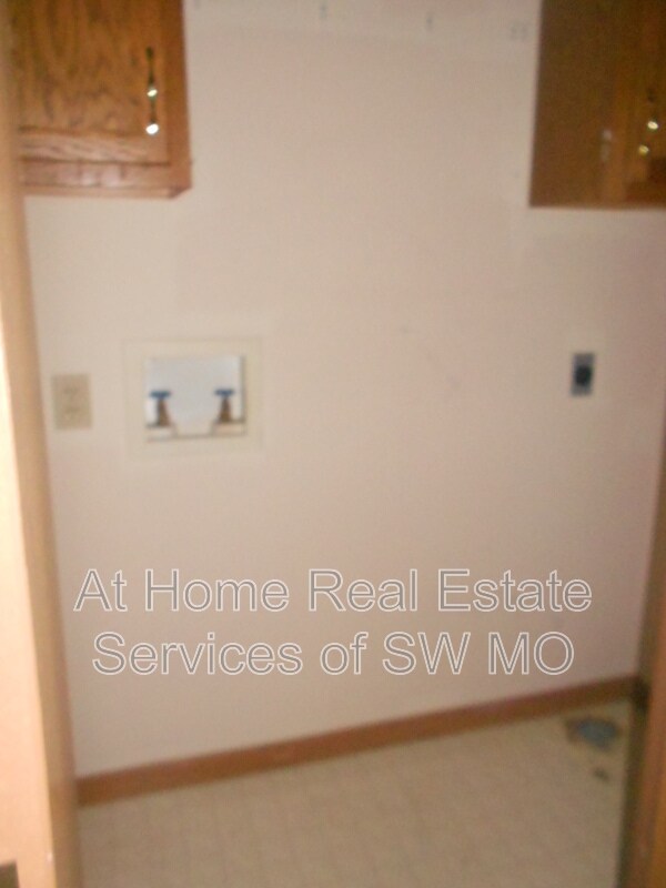 Building Photo - 807 Foxx Dr