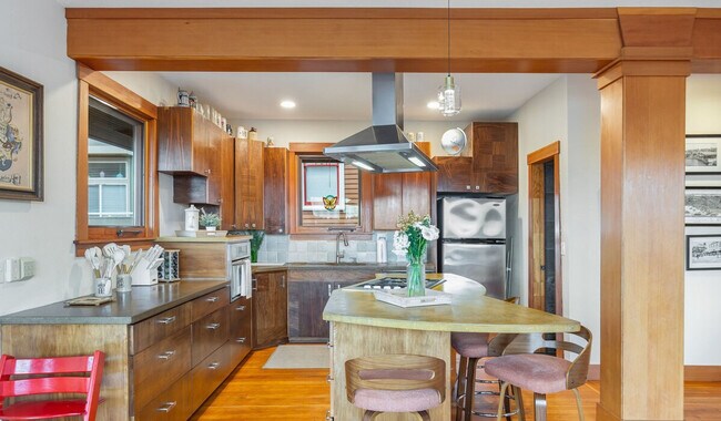 Building Photo - 173 Aloha St