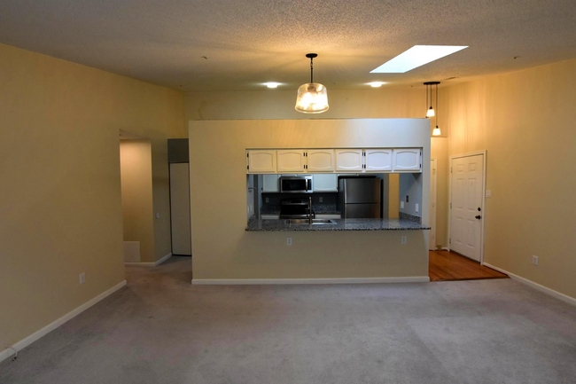 Building Photo - Spacious and Sunlit 2BR/2BA Condo with Por...